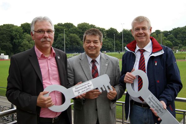 Bürgermeister Werner Arndt (mitte) mit Claus Lanczek vom FC Marl (links) und Klaus Jürgen Koch vom ASGSG bei der symbolischen Übergabe der Schlüssel für die neue Sportanlage "Triple X"