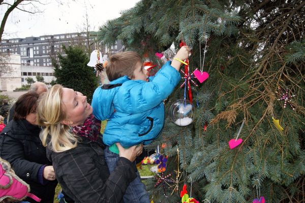 Auch Mütter und Betreuerinnen aus den Kindergärten schmückten fleißig mit