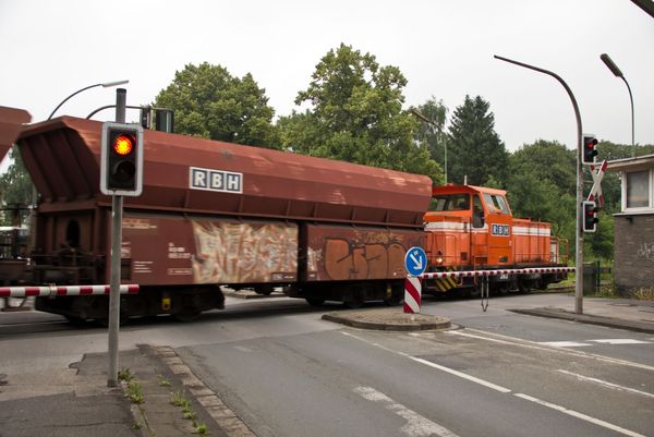 Zug am Bahnübergang in der Römerstraße