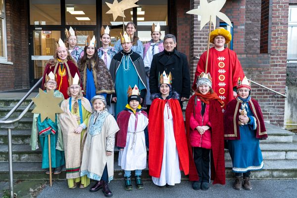 Eine Gruppe Sternsinger besuchte Bürgermeister Werner Arndt und brachten den Neujahrssegen ins Stadthaus 1. Foto: Stadt Marl / Pressestelle