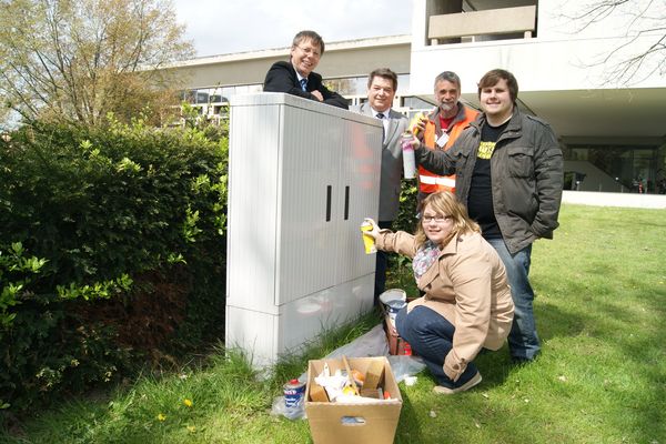 RWE-Kommunalbetreuer Herbert Bennemann (l.), Bürgermeister Werner Arndt  (2.v.l.) und Organisator Udo Lutz (mitte) gaben heute gemeinsam mit den städtischen Auszubildenden Anett-Marie Erwig und René Putzka den Startschuss für die Jugendkunstaktion „