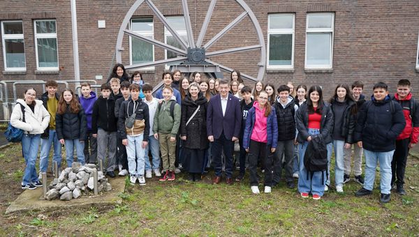 Bürgermeister Werner Arndt (Mitte) empfing jetzt 32 Schülerinnen und Schüler mit deren Lehrerinnen im Stadthaus 1. Foto: Stadt Marl / Pressestelle