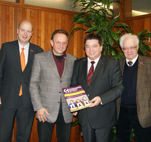 Bürgermeister Werner Arndt begrüßte jetzt Dr. Frank Bruxmeier (v. l.), Kreishandwerksmeister Heinrich Kinzler und Wilhelm Küper (r.) im Marler Rathaus.