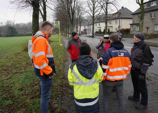 Während eines Ortstermins, gemeinsam mit der Unteren Naturschutzbehörde (Kreis Recklinghausen) und dem Naturschutzbund Deutschland (NABU), wurde die Maß;nahme inhaltlich vorgestellt. Foto: Stadt Marl / Pressestelle