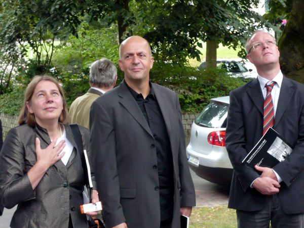 Hin und weg: Das Komitee Preis für Denkmalschutzpflege Westfalen-Lippe vor dem Gebäude des Adolf-Grimme-Instituts.