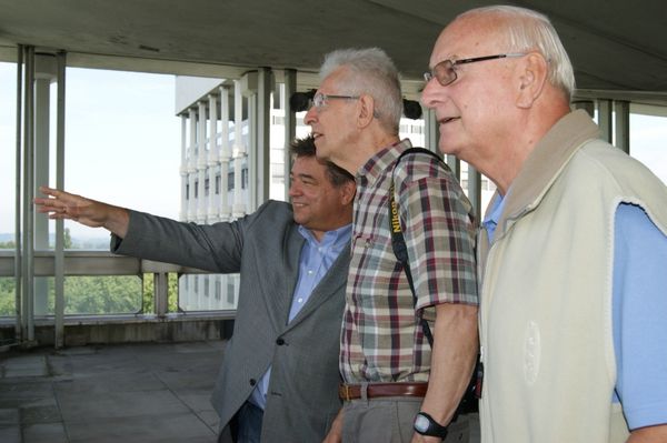 Gemeinsam mit Karl-Heinz Sonnnenschein (r.) blickte Dr. Hans-Udo Jüttner (m.) vom Rathausturm auf die Stadt, in der sein Vater als Bergwerksdirektor tätig war. Bürgermeister Werner Arndt ließ es sich nehmen, seinem Gast den Ausblick auf Marl näher zu