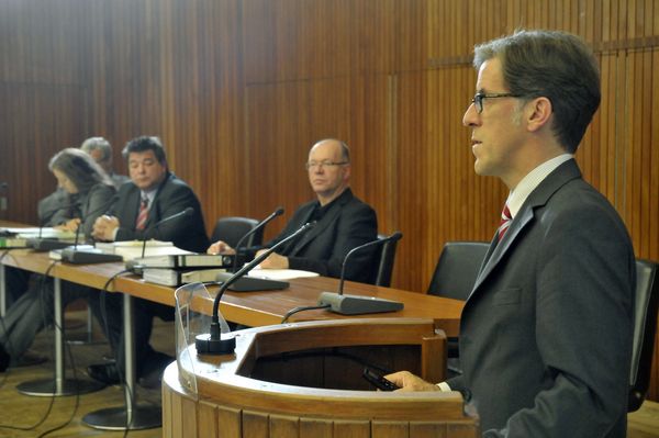 Kämmerer Michael Dinklage, Micahel Bach, stellvetretender Leiter des Haupt- und Personlamtes, Bürgermeister Werner Arndt, Sozialdezernentin Dr. Barbara Duka und Baudezernent Wolfang Seckler (v.r.n.l.).