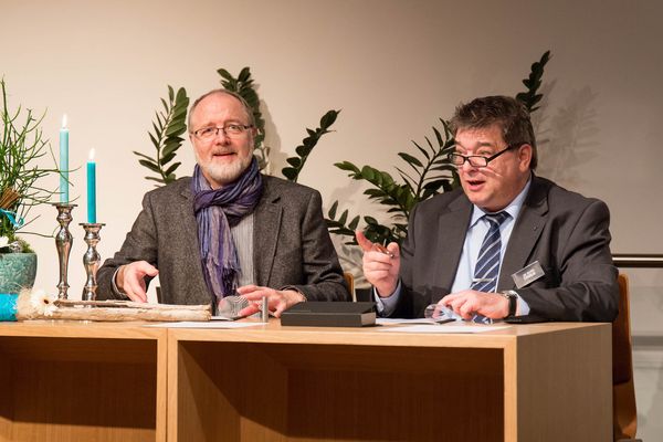 Bürgermeister Werner Arndt und Gemeindeleiter Peter Bülow unterschreiben die Kooperationsvereinbarung