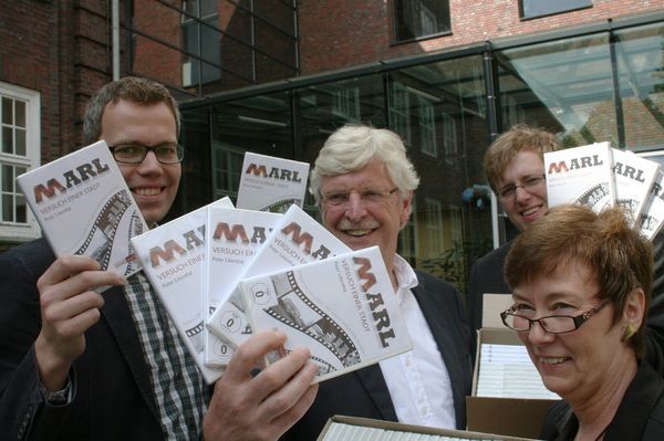 Der Initiativkreis „Marl - Versuch einer Stadt“ hat jetzt allen Marler Schulen DVDs mit dem gleichnamigen Filmbeitrag von Peter Lilienthal kostenfrei zur Verfügung gestellt: Das Foto zeigt Dr. Markus Rüter, Ludger Quante, Stefan Rüter und Birgit La