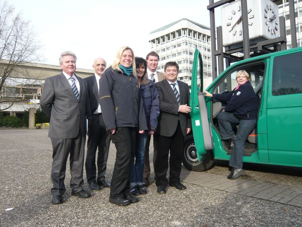 Bürgermeister Werner Arndt (2. r.) mit Ordnungsdezernent Dr. Michael Gläseker (2.v.r.), Ordnungsamtsleiter Heinz-Peter Mühlenberg (2. v.l.) und Haupt- und Personalamtsleiter Klaus-Peter Lauche (l.) gemeinsam mit Mitarbeiterinnen des Außendienstes vor 