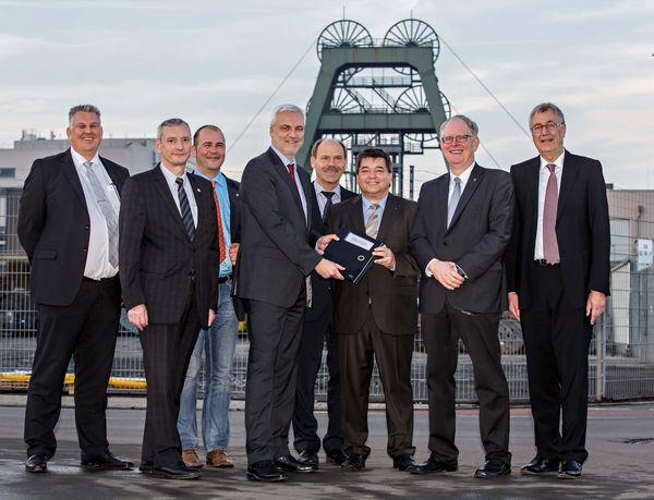 Gruppenbild mit Minister Duin (4.v.l.), Bürgermeister Werner Arndt (3.v.r.) und Vertretern des Bergbaus und weiterer Kooperationspartner