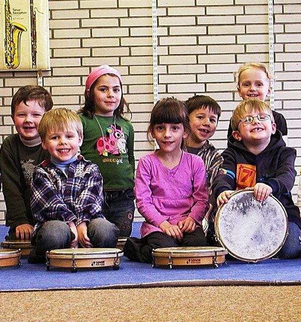 Die kleinen Musikerinnen und Musiker musizieren beim MINI-Konzert zum ersten Mal vor großem Publikum.