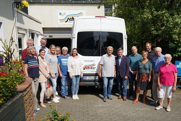 Zum Sommerbesuch ging es für die Verwaltung der Stadt Marl mit Bürgermeister Werner Arndt und für die Politik zum Malerbetrieb Schröer in Alt-Marl. Fotos: Stadt Marl / Pressestelle