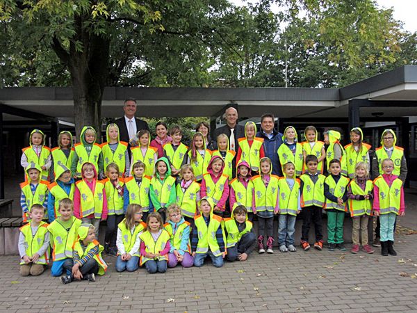 Gruppenbild mit Erstklässlern in ihren neuen Warnwesten