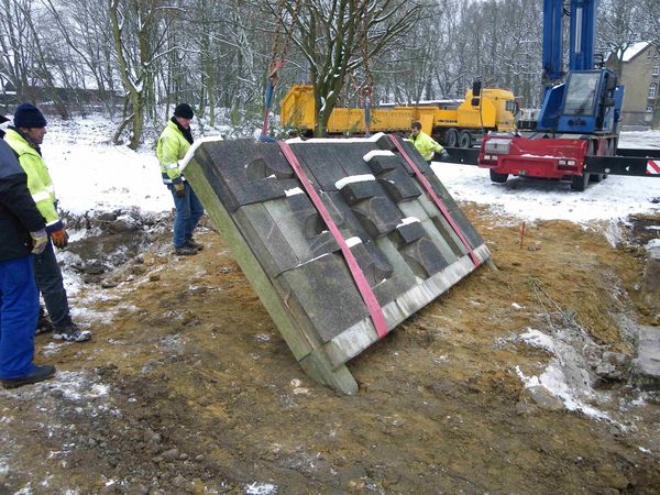 Kran nimmt Skulpturen an den Haken