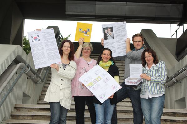 Jennifer Wrobel (v. l.) vom GiL, Heike Hingst und Julia Mareen von der Willy-Brandt-Gesamtschule sowie Tim Kersting und Christel Schrieverhoff, beide vom ASGSG, präsentieren die Ergebnisse der Schülerinnen und Schüler.