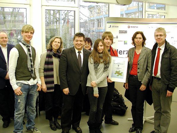 Freuen sich über den Klimaschutzpreis: Schulleiter Klaus Jürgen Koch (r), Schüler des ASG, Maria Allnoch (RWE, 2.v.r.) und Bürgermeister Werner Arndt (m.)