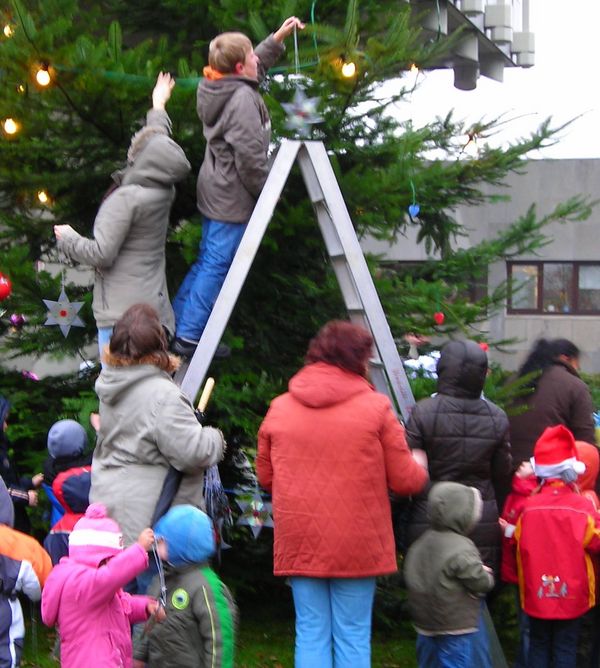 Das hat schon Tradition: In jedem Jahr schmücken Marler Kinder den städtischen Weihnachtsbaum am Rathaus.