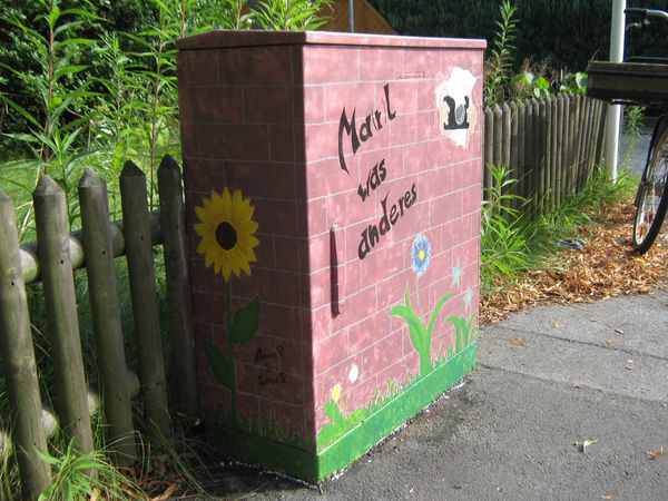 Zu dem Slogan "Ma(r)l was anderes" bemalten Anna und Lena Päseler den Stromkasten an der Schachtstraße/Ecke Kiefernstraße.