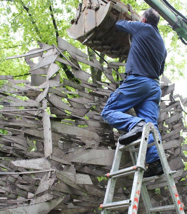 Das Aufstellen der drei Skulpturenteile der "Wand Wegener"...