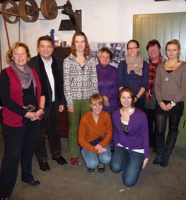 Vorstandssitzung des Partnerschaftsvereins Marl-Creil-Pendle: Ingrid Heinen (v. l.), Bürgermeister Werner Arndt,  Helga Korfmann, Helga Ahlert, Leonie Hornig, Anna Krause, Rebecca Spannenkrebs Martha Kubisch und Lavinia Ostach.