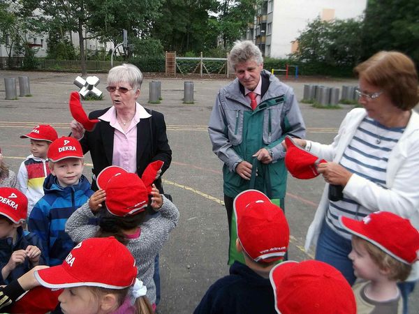 Rote Kappen für Schulanfänger