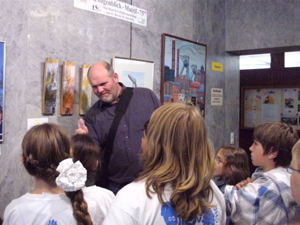 Die "Kulturstrolche" besichtigen die Ausstellung im Rathaus.