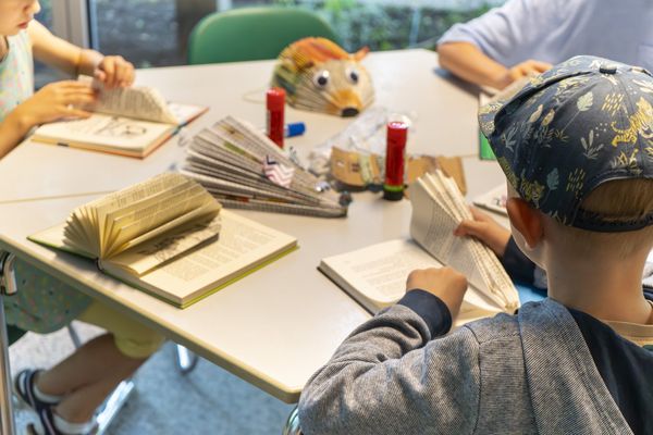 Die Kinder bastelten unter anderem Mäuse und Igel aus alten Buchseiten. Foto: Stadt Marl / Pressestelle.