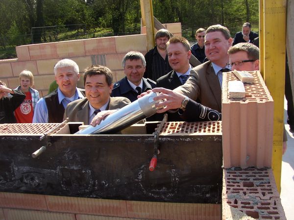 Foto von der Grundsteinlegung mit Bürgermeister  Werner Arndt, Vertretern der Feuerwehr, des Rates und der Verwaltung.