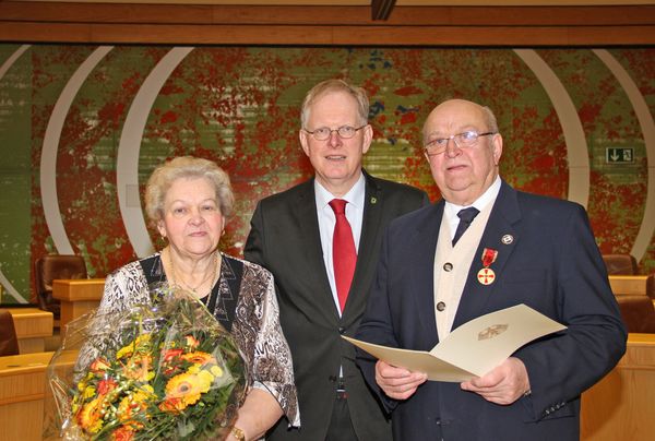 Landrat Cay Süberkrüb (m) mit Wilhelm Franz Berns und seiner Gattin.