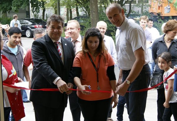 Bürgermeister Werner Arndt, Gülay Akar und Vermieter Wilhelm Ovelhey bei der Geschäftseröffnung