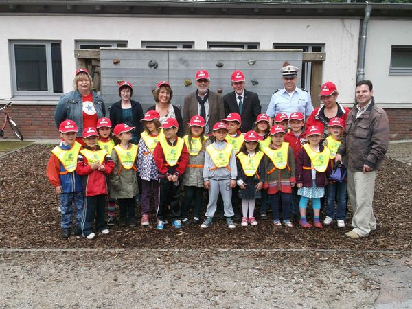 Künftige Schulkinder haben jetzt reflektierende Sicherheitskappen für den Schulweg erhalten