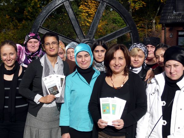 Interkulturelles Frauenfrühstück: Gruppenbild vor dem Ernst-Reuter-Haus