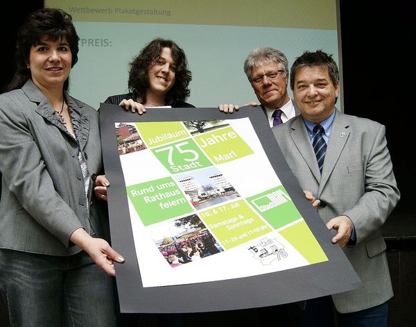 Preisverleihung: Fachlehrerin Diane Spevak (l.), Werner Plum-Schmidt (2. v.r.) und Bürgermeister Werner Arndt (r.) gratulierten dem Sieger des Plakatwettbewerbs, Dominique Römer, im Präsentationsraum des Hans-Böckler-Berufskollegs