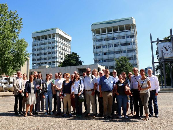 Journalisten und Denkmalpfleger vor dem Rathaus