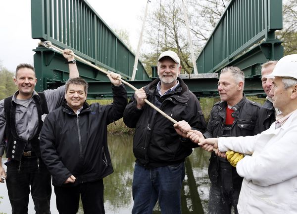 Bilder vom Einbau der neuen Brücken über den Loemühlen-Teich.