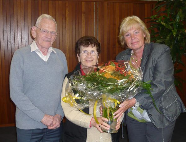 Halina Bierenbaum erhält von der stellvertretenden Bürgermeisterin Ingrid Heinen zum 80.Geburtstag einen Blumenstrauß.