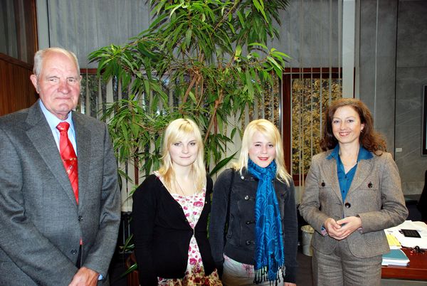 Die Vorstandsmitglieder der Hüls AG-Stiftung, Dr. Hansfriedrich Sage (links) und Dr. Barbara Duka (rechts), haben beim Jahresgespräch der Stiftung auf die erfolgreiche Stiftungsarbeit zurückgeblickt. Mit dabei: Hanna Berkel (17, 2.v.r.) und Jessica Leh