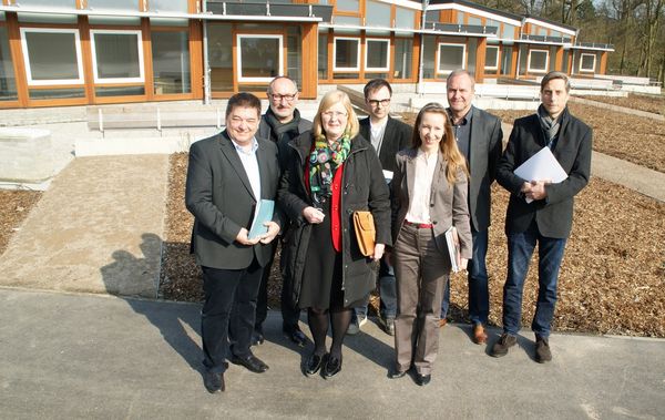 Freuen sich über die erfolgreiche Sanierung der Klassenräume (v.l.n.r.): Bürgermeister Werner Arndt, Christoph Ellermann (Architekturbüro Pfeiffer, Ellermann, Preckel), Roswitha Schweinsberg (Leiterin Aloysiusschule), Karl Beckschulte (Oberbauleiter),