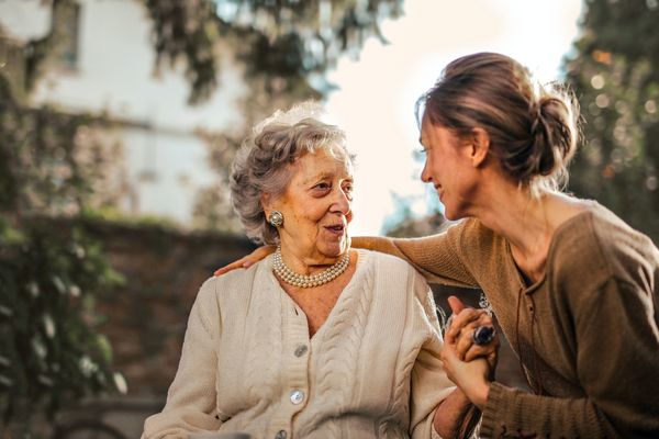 Wer in der Nachbarschaft Menschen betreuen möchte, kann nun kostenlos an einem qualifizierenden Kurs teilnehmen. Foto: pexels