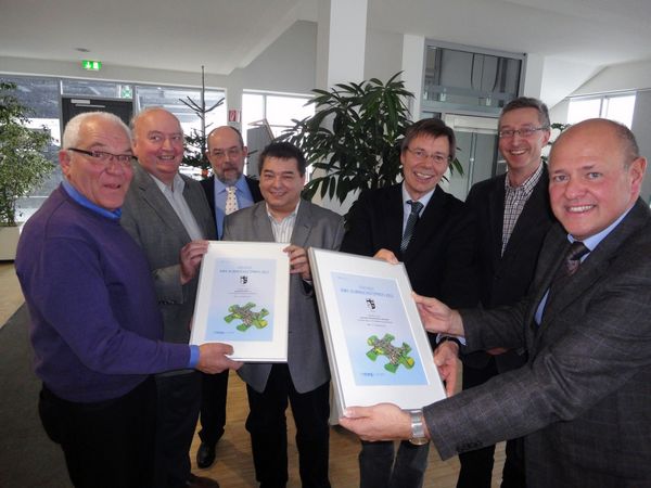 Die RWE Deutschland AG und die Stadt Marl haben jetzt den Klimaschutzpreis 2012 an den Heimatverein und den ZBH übergeben. Das Foto zeigt Bürgermeister Werner Arndt (Mitte) und RWE Kommunalbetreuer Herbert Bennemann (3.v.r.) bei der Preisübergabe an Fr