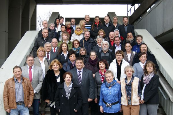 Gruppenfoto mit Jubilaren und Pensionären