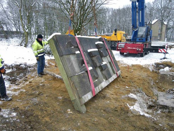 Kran nimmt Skulpturen an den Haken