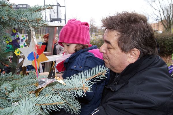 Bürgermeister Werner Arndt half beim Weihnachtsbaumschmücken vor dem Rathaus kräftig mit