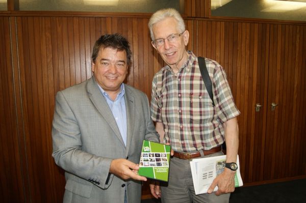 Als Erinnerung an Marl überreichte Bürgermeister Werner Arndt seinem Gast Dr. Hans-Udo Jüttner (r.) eine DVD mit dem Film zum 75. Stadtjubiläum