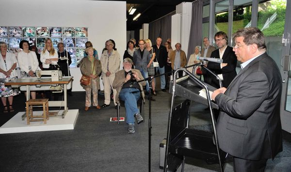 Bürgermeister Werner Arndt (rechts) bei der Eröffnung der Ausstellung