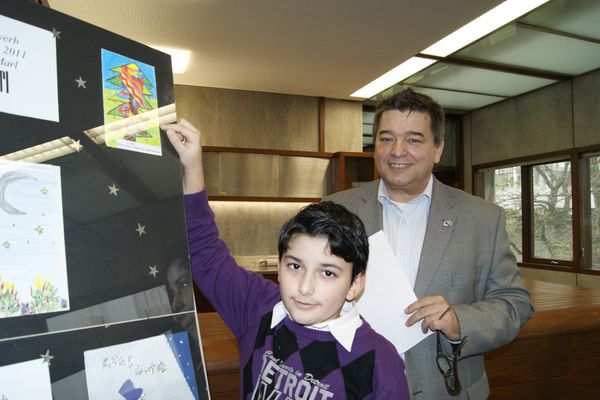 Gewinner Mikail Cebeki und Bürgermeister Werner Arndt