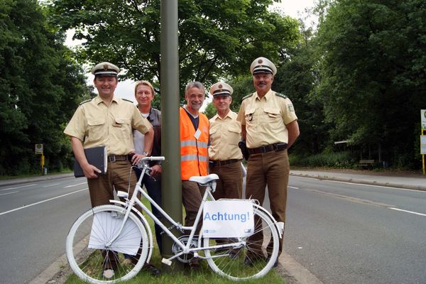 Stellten die ungewöhnliche Aktion "White Bikes" jetzt im Rahmen eines Pressetermins an der Rappaportstraße in Marl vor: Jörg Teichert, Projektleiter Radverkehrssicherheit bei der Polizei RE, Michael Busch vom Ordnungsamt der Stadt Marl, Udo Lutz von de