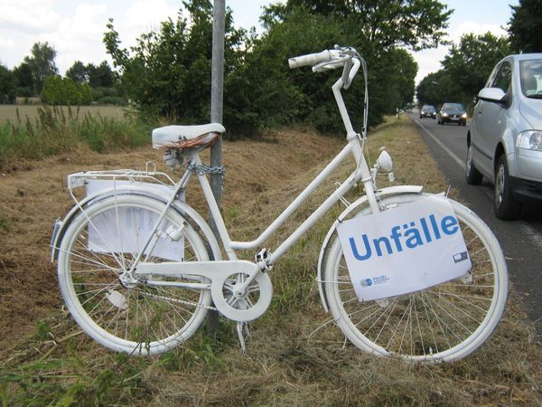 Die Aktion zur Verkehrssicherheit in Marl trägt den passenden Titel "White Bikes".