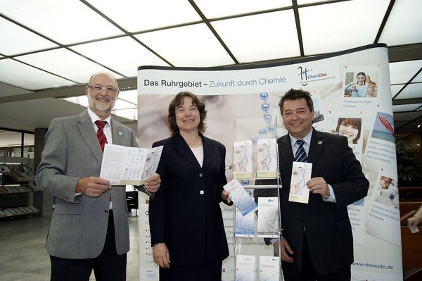 Gruppenbild am Infostand „Das Ruhrgebiet - Zukunft durch Chemie“ im Rathaus Marl.